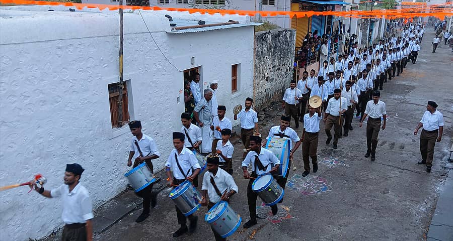 ನಿಡಗುಂದಿ ತಾಲ್ಲೂಕು ಗೊಳಸಂಗಿಯಲ್ಲಿ ಆರ್ಎಸ್ಎಸ್ ಪಥಸಂಚಲನ ಜರುಗಿತು