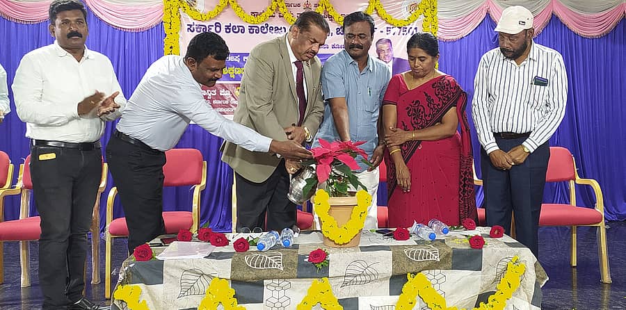 ಸರ್ಕಾರಿ ಕಲಾ ಕಾಲೇಜಿನ ಅಂಬೇಡ್ಕರ್ ಜ್ಞಾನ ಸಭಾಂಗಣದಲ್ಲಿ ನಡೆದ ‘ಉನ್ನತ ಶಿಕ್ಷಣದಲ್ಲಿ ಇತ್ತೀಚಿನ ಬೆಳವಣಿಗೆಗಳು’  ವಿಶೇಷ ಉಪನ್ಯಾಸಕ್ಕೆ ಕರ್ನಾಟಕ ಉನ್ನತ ಶಿಕ್ಷಣ ಮಂಡಳಿ ಉಪಾಧ್ಯಕ್ಷ ಎಸ್.ಆರ್.ನಿರಂಜನ ಚಾಲನೆ ನೀಡಿದರು