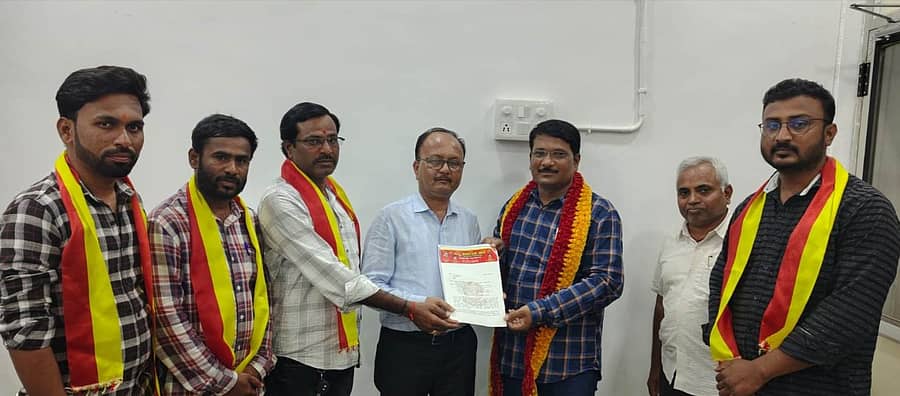 ಭಾಲ್ಕಿಯ ತಹಶೀಲ್ದಾರ್ ಕಚೇರಿಯಲ್ಲಿ ಕನ್ನಡ ನಾಮಫಲಕ ಕಡ್ಡಾಯಗೊಳಿಸುವಂತೆ ಆಗ್ರಹಿಸಿ ನಮ್ಮ ಕರ್ನಾಟಕ ಸೇನೆ ಜಿಲ್ಲಾಧ್ಯಕ್ಷ ಗಣೇಶ ಪಾಟೀಲ ನೇತೃತ್ವದಲ್ಲಿ ಪದಾಧಿಕಾರಿಗಳು ತಹಶೀಲ್ದಾರ್ ಗೆ ಮನವಿ ಪತ್ರ ಸಲ್ಲಿಸಿದರು