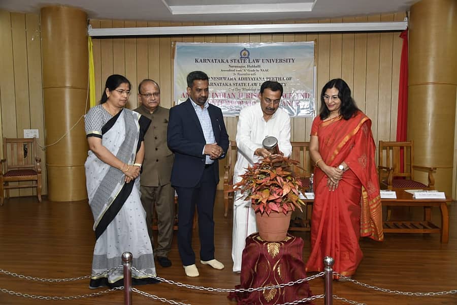 ಹುಬ್ಬಳ್ಳಿ ನವನಗರದ ಕರ್ನಾಟಕ ರಾಜ್ಯ ಕಾನೂನು ವಿಶ್ವವಿದ್ಯಾಲಯದ ಕಾನೂನು ಶಾಲೆಯಲ್ಲಿ ಮಂಗಳವಾರ ಆಯೋಜಿಸಿದ್ದ ‘ಪ್ರಾಚೀನ ಭಾರತೀಯ ನ್ಯಾಯಶಾಸ್ತ್ರ ಮತ್ತು ಅದರ ಸಮಕಾಲೀನ ಪ್ರಸ್ತುತತೆ’ ಕಾರ್ಯಾಗಾರವನ್ನು ಹೈಕೋರ್ಟ್ ನ್ಯಾಯಮೂರ್ತಿ ಪಿ.ಕೃಷ್ಣ ಭಟ್ ಉದ್ಘಾಟಿಸಿದರು