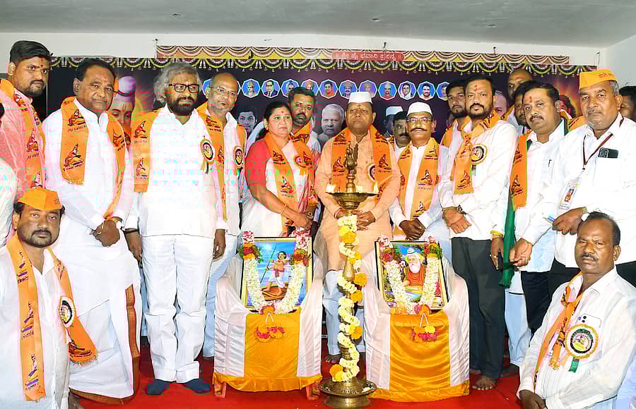 ಬಸವಕಲ್ಯಾಣದಲ್ಲಿ ಮಂಗಳವಾರ ನಡೆದ ಕೋಲಿ ಸಮಾಜ ಜನಜಾಗೃತಿ ಸಮಾವೇಶದ ಉದ್ಘಾಟನೆಯಲ್ಲಿ ಜಿಲ್ಲಾ ಉಸ್ತುವಾರಿ ಸಚಿವ ಈಶ್ವರ ಖಂಡ್ರೆ, ಶಾಸಕರಾದ ಶರಣು ಸಲಗರ, ತಿಪ್ಪಣ್ಣಪ್ಪ ಕಮಕನೂರ, ಮಾಲಾ ನಾರಾಯಣರಾವ್ ಪಾಲ್ಗೊಂಡಿದ್ದರು