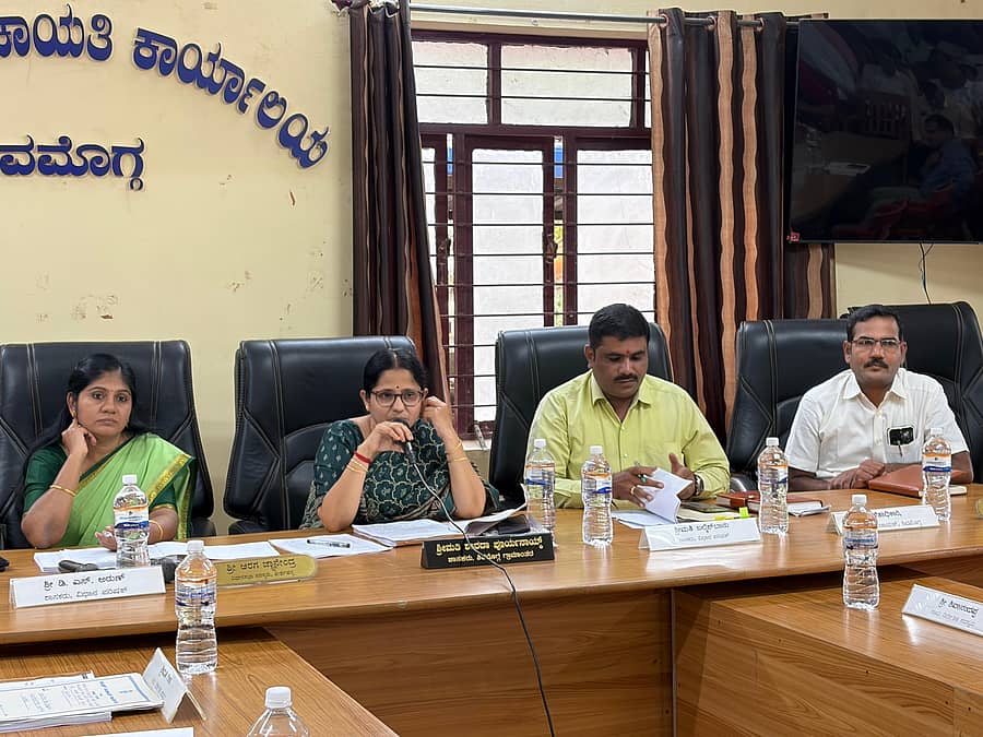 ಶಿವಮೊಗ್ಗ ತಾಲ್ಲೂಕು ಪಂಚಾಯಿತಿ ಸಭಾಂಗಣದಲ್ಲಿ ಶಾಸಕಿ ಶಾರದಾ ಪೂರ್ಯಾನಾಯ್ಕ ಅಧ್ಯಕ್ಷತೆಯಲ್ಲಿ ನಡೆದ ಕೆಡಿಪಿ ಸಭೆಯ ನೋಟ