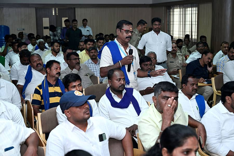 ದಾವಣಗೆರೆ ಜಿಲ್ಲಾ ಪೊಲೀಸ್ ವರಿಷ್ಠಾಧಿಕಾರಿ ಕಚೇರಿ ಸಭಾಂಗಣದಲ್ಲಿ ಮಂಗಳವಾರ ನಡೆದ ಪರಿಶಿಷ್ಟ ಜಾತಿ ಮತ್ತು ಪಂಗಡದ ಕುಂದು ಕೊರತೆ ಸಭೆಯಲ್ಲಿ ಸಾರ್ವಜನಿಕರೊಬ್ಬರು ಅಹವಾಲು ಸಲ್ಲಿಸಿದರು