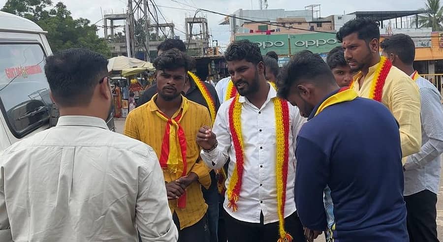 ಔರಾದ್ ಪಟ್ಟಣದಲ್ಲಿ ತಹಶೀಲ್ದಾರ್ ಮಹೇಶ ಪಾಟೀಲ ಹಾಗೂ ಕರ್ನಾಟಕ ರಕ್ಷಣಾ ವೇದಿಕೆ ಕಾರ್ಯಕರ್ತರು ಕನ್ನಡೇತರ ನಾಮಫಲಕ ತೆರವು ಮಾಡುವಂತೆ ಅಂಗಡಿಗಳ ಮಾಲೀಕರಿಗೆ ಮನವರಿಕೆ ಮಾಡಿಕೊಟ್ಟರು