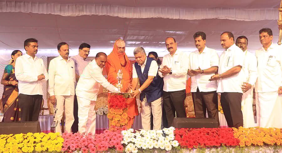 ಚಾಮರಾಜನಗರದ ಜೆಎಸ್ಎಸ್ ಕಾಲೇಜು ಆವರಣದಲ್ಲಿ ಶಿವರಾತ್ರಿ ರಾಜೇಂದ್ರ ಮಹಾಸ್ವಾಮಿಗಳ ಶತೋತ್ತರ ದಶಮಾನೋತ್ಸವ ಕಾರ್ಯಕ್ರಮವನ್ನು ಸಂಸದ ಜಗದೀಶ ಶೆಟ್ಟರ್ ಉದ್ಘಾಟಿಸಿರು