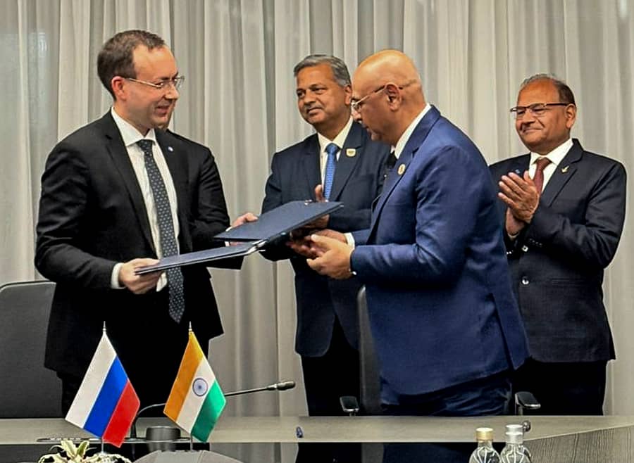 <div class="paragraphs"><p>ರಷ್ಯಾದ ಮಾಸ್ಕೊದಲ್ಲಿ ಬೆಂಗಳೂರಿನ ಎಚ್ಎಎಲ್ ಪ್ರಭಾತ್ ರಂಜನ್ ಮತ್ತು ಯುಎಸಿ ಕಂಪನಿಯ ಒಲೆಗ್ ಬೊಗೊಮೊಲೊವ್ ಅವರು ‘ಎಸ್ಜೆ–100’ ವಿಮಾನ ತಯಾರಿಕೆ ಒಪ್ಪಂದಕ್ಕೆ ಸೋಮವಾರ ಸಹಿ ಹಾಕಿದರು. </p></div>