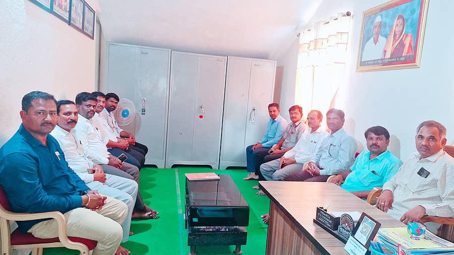 ಪೋಟೋ ಶೀರ್ಷಿಕೆ (೨೮ಅಥಣಿ೧)ಅಥಣಿ ತಾಲೂಕಾ ಅನುದಾನ ರಹಿತ ಶಾಲೆಗಳ ಒಕ್ಕೂಟದಿಂದ ಮಾತನಾಡುತ್ತಿರುವ ದೃಶ್ಯ