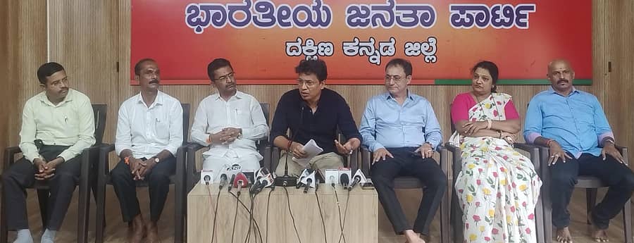 ಸುದ್ದಿಗೋಷ್ಠಿಯಲ್ಲಿ ಡಾ.ವೈ.ಭರತ್ ಶೆಟ್ಟಿ ಮಾತನಾಡಿದರು. ಅರುಣ್ ಶೇಟ್, ರಮೇಶ್ ಕಂಡೆಟ್ಟು, ರವೀಂದ್ರ ಶೆಟ್ಟಿ ಉಳಿದೊಟ್ಟು, ರಾಜಗೋಪಾಲ್, ಪೂರ್ಣಿಮಾ, ವಸಂತ್ ಪೂಜಾರಿ ಭಾಗವಹಿಸಿದ್ದರು