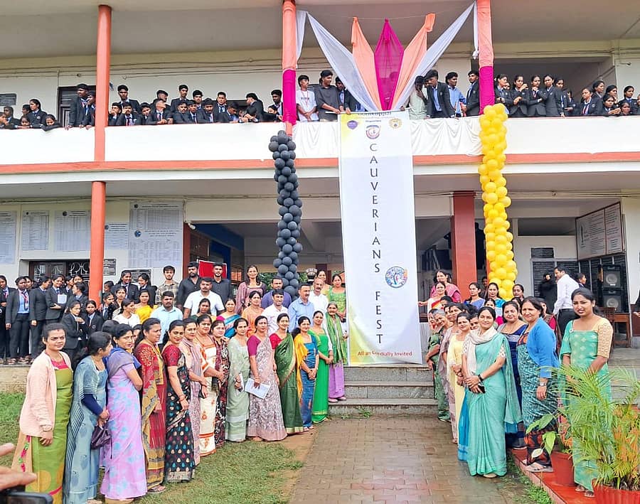 ಗೋಣಿಕೊಪ್ಪಲು ಕಾವೇರಿ ಕಾಲೇಜಿನ ಕಾವೇರಿಯನ್ಸ್ ಫೆಸ್ಟ್ ಹಾಗೂ ಫುಡ್ ಫೆಸ್ಟ್ ಕಾರ್ಯಕ್ರಮದ ಪೋಸ್ಟರ್ ಮತ್ತು ಬ್ಯಾನರ್ ಬಿಡೆಗಡೆ ಕಾರ್ಯಕ್ರಮದಲ್ಲಿ ದಾನಿ ಕೈಬುಲಿರ ಪಾರ್ವತಿ ಬೋಪಯ್ಯ, ಪ್ರಾಂಶುಪಾಲ ಪ್ರೊ.ಕಾವೇರಿಯಪ್ಪ, ಪ್ರೊ.ಭಾರತಿ ಪಾಲ್ಗೊಂಡಿದ್ದರು