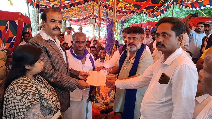 ಅರಕಲಗೂಡು ತಾಲ್ಲೂಕು ಕಚೇರಿ ಎದುರು ಪ್ರತಿಭಟನೆ ನಡೆಸುತ್ತಿದ್ದ ದಲಿತಪರ ಸಂಘಟನೆಗಳ ಮುಖಂಡರು ಹೆಚ್ಚುವರಿ ಜಿಲ್ಲಾಧಿಕಾರಿ ಮಂಜುನಾಥ್‌ ಅವರಿಗೆ ಮಂಗಳವಾರ ಮನವಿ ಸಲ್ಲಿಸಿದರು 