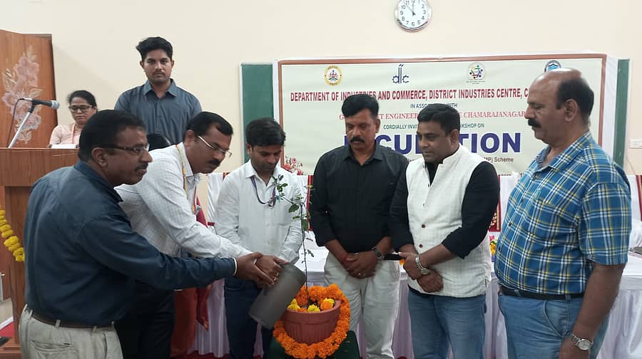 ಚಾಮರಾಜನಗರದ ಸರ್ಕಾರಿ ಎಂಜಿನಿಯರಿಂಗ್ ಕಾಲೇಜಿನಲ್ಲಿ ಮಂಗಳವಾರ ಕೈಗಾರಿಕೆ ಮತ್ತು ವಾಣಿಜ್ಯ ಇಲಾಖೆ ವತಿಯಿಂದ ಆಯೋಜಿಸಿದ್ದ ಇನ್ಕ್ಯೂಬೇಷನ್ ಕುರಿತ ಕಾರ್ಯಗಾರವನ್ನು ಜಿಲ್ಲಾ ಕೈಗಾರಿಕಾ ಕೇಂದ್ರದ ಜಂಟಿ ನಿರ್ದೇಶಕ ದೊರೈರಾಜ್ ಉದ್ಘಾಟಿಸಿದರು