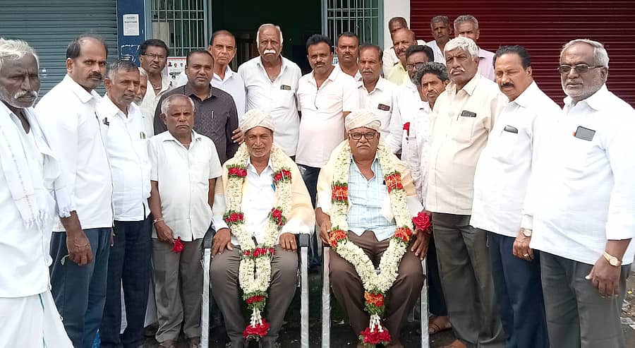 ಶ್ರೀರಂಗಪಟ್ಟಣದಲ್ಲಿ ಮಂಗಳವಾರ ಏರ್ಪಡಿಸಿದ್ದ ಕಾರ್ಯಕ್ರಮದಲ್ಲಿ ಎಂಡಿಸಿಸಿ ಬ್ಯಾಂಕ್ ನಿರ್ದೇಶಕರಾಗಿ ಆಯ್ಕೆಯಾದ ಬಿ. ಗಿರೀಶ್ ಹಾಗೂ ಟಿಎಪಿಸಿಎಂಎಸ್ ಅಧ್ಯಕ್ಷ ಎಸ್.ಎಂ. ನಾಗರಾಜು ಅವರನ್ನು ಪಿಕಾರ್ಡ್ ಬ್ಯಾಂಕ್ ಅಧ್ಯಕ್ಷ ಬಿ. ಚಲುವೇಗೌಡ ಸನ್ಮಾನಿಸಿದರು