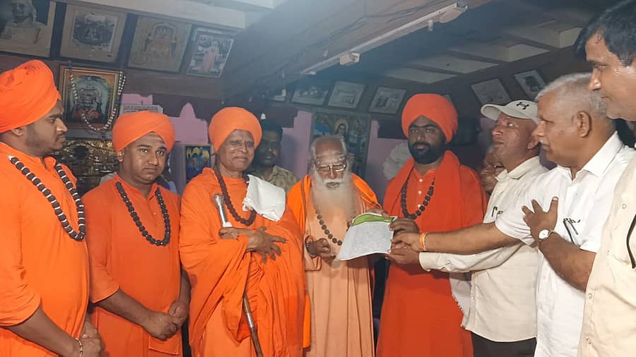 ಹಾವೇರಿ ಜಿಲ್ಲೆಯ ಹಿರೇಕೆರೂರು ತಾಲ್ಲೂಕಿನ ಚಿಕ್ಕೇರೂರು ವಿರಕ್ತಮಠದಲ್ಲಿ ಇತ್ತೀಚೆಗೆ ಜರುಗಿದ ಸರಳ ಕಾರ್ಯಕ್ರಮದಲ್ಲಿ ಮಠದ ಪೀಠಾಧಿಪತಿ ಚಂದ್ರಶೇಖರ ಸ್ವಾಮೀಜಿಯವರು ಗುರುಲಿಂಗ ಸ್ವಾಮೀಜಿ ಅವರಿಗೆ ಉತ್ತರಾಧಿಕಾರದ ಪತ್ರ ಹಸ್ತಾಂತರಿಸಿದರು