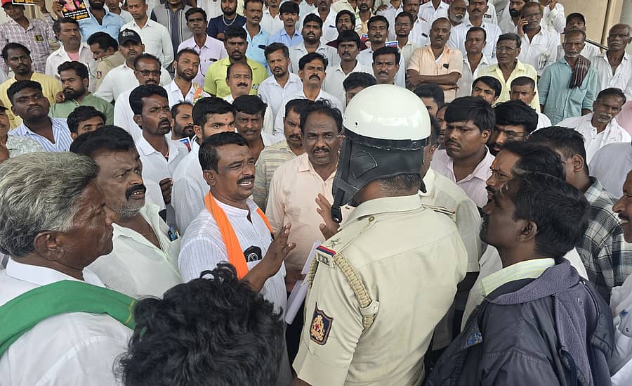 ಯಾದಗಿರಿಯಲ್ಲಿ ಮಂಗಳವಾರ ಹಡಪದ ಸಮಾಜ ಸೇವಾ ಸಂಘದ ಜಿಲ್ಲಾ ಮುಖಂಡರು ಪ್ರತಿಭಟನೆ ನಡೆಸಿದರು