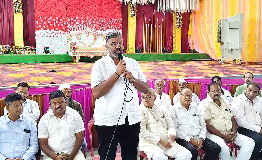 ಸವದತ್ತಿಯಲ್ಲಿ ಮಂಗಳವಾರ ನಡೆದ ಗ್ರಾಮದೇವಿ ಜಾತ್ರಾಮಹೋತ್ಸವ ಸಭೆಯಲ್ಲಿ ಶಾಸಕ ವಿಶ್ವಾಸ್ ವೈದ್ಯ ಮಾತನಾಡಿದರು