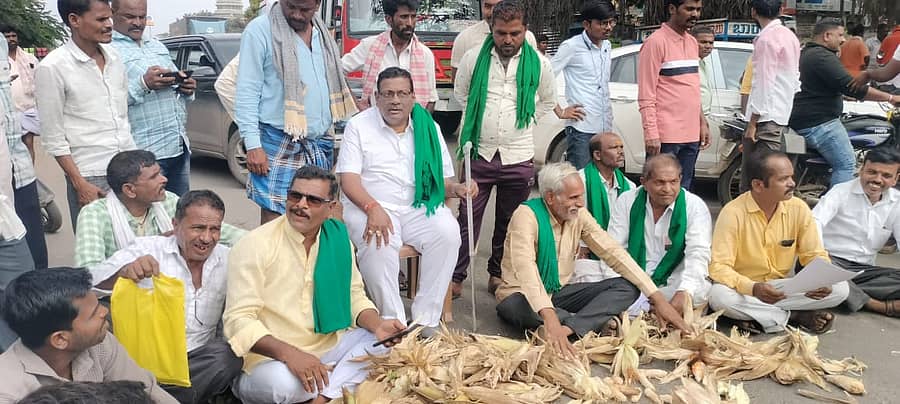 ಕಳಪೆ ಬೀಜ ಪೂರೈಸಿದ ಕಂಪನಿಯನ್ನು ಕಪ್ಪು ಪಟ್ಟಿಗೆ ಸೇರಿಸಬೇಕು ಎಂದು ಆಗ್ರಹಿಸಿ ಮಹದಾಯಿ, ಕಳಸಾ ಬಂಡೂರಿ ರೈತ ಹೋರಾಟ ಒಕ್ಕೂಟದ ಸದಸ್ಯರು ನವಲಗುಂದ ಬಳಿಯ ಹುಬ್ಬಳ್ಳಿ-ಸೋಲಾಪೂರ ರಾಷ್ಟ್ರೀಯ ಹೆದ್ದಾರಿಯಲ್ಲಿ ಸಂಚಾರ ತಡೆದು ಪ್ರತಿಭಟನೆ ನಡೆಸಿದರು