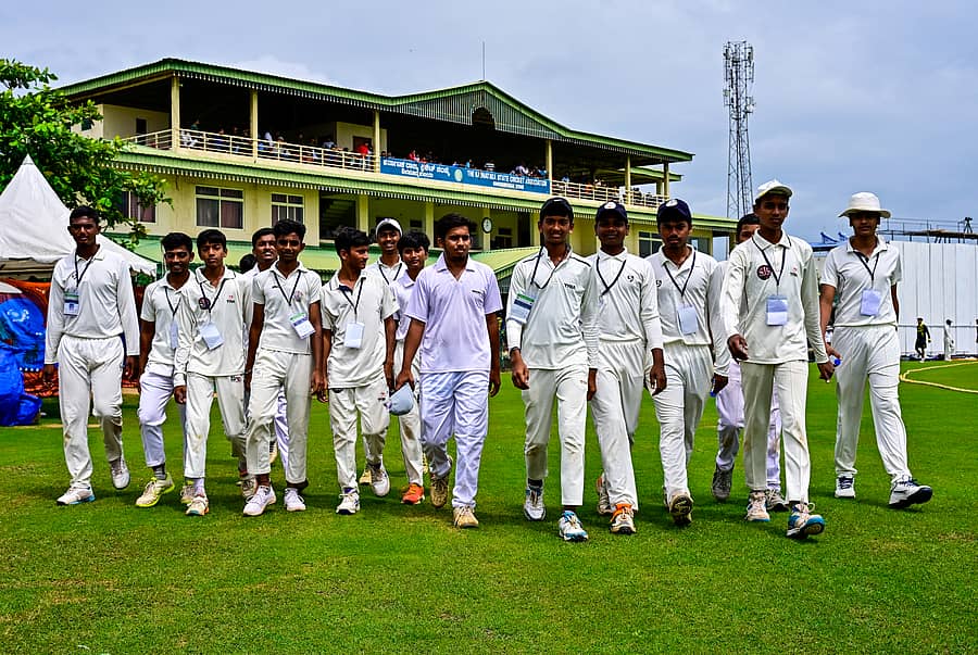 ಕರ್ನಾಟಕ ಹಾಗೂ ಗೋವಾ ನಡುವಣ ಪಂದ್ಯದಲ್ಲಿ ಬಾಲ್ ಬಾಯ್ಗಳಾಗಿ ಕಾರ್ಯನಿರ್ವಹಿಸಿದ್ದ ಹುಡುಗರು  ಪ್ರಜಾವಾಣಿ ಚಿತ್ರ/ ಕೃಷ್ಣ ಕುಮಾರ್ ಪಿ.ಎಸ್.