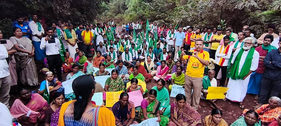 ಕೆಐಒಸಿಎಲ್ನ ದೇವದಾರಿ ಗಣಿ ವಿರೋಧಿಸಿ ಸಂಘಟನೆಗಳು ಮಂಗಳವಾರ ಸಂಡೂರಿನ ನರಸಿಂಗಾಪುರ ಗ್ರಾಮದ ಬಳಿ ಪ್ರತಿಭಟನೆ ನಡೆಸಿದವು