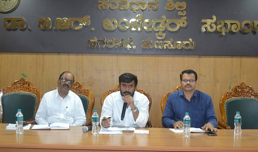 ಹುಣಸೂರು ನಗರಸಭೆ ಸಭಾಂಗಣದಲ್ಲಿ ಶಾಸಕ ಜಿ.ಡಿ.ಹರೀಶ್ ಗೌಡ ನೇತೃತ್ವದಲ್ಲಿ ಮಂಗಳವಾರ ತಾಲ್ಲೂಕು ಕಂದಾಯ, ಸರ್ವೆ ಮತ್ತು ಪಿಡಿಒ ಅಧಿಕಾರಿಗಳ ಸಭೆಯಲ್ಲಿ ಮಾತನಾಡಿದರು. ತಹಶೀಲ್ದಾರ್ ಮಂಜುನಾಥ್, ತಾ.ಪಂ. ಇಒ ಹೊಂಗಯ್ಯ ಹಾಜರಿದ್ದರು