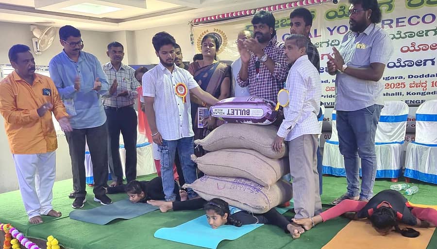 ಯೋಗಪಟು ಎ.ಜಿ.ಯಶಸ್ವಿನಿ ಕೂರ್ಮಾಸನದಲ್ಲಿ 186 ಕೆ.ಜಿ ಭಾರಹೊತ್ತು ವಿಶ್ವ ದಾಖಲೆ ಮಾಡಿದ್ದಾರೆ