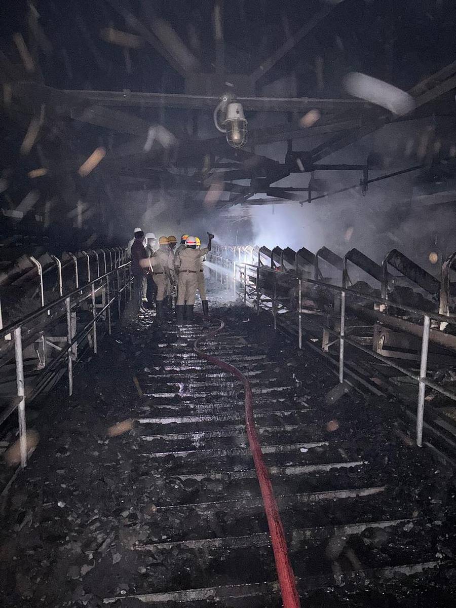 ರಾಯಚೂರು ಸಮೀಪದ ಯರಮರಸ್ ಉಷ್ಣ ವಿದ್ಯುತ್ ಸ್ಥಾವರ(ವೈಟಿಪಿಎಸ್)ದಲ್ಲಿ ಹೊತ್ತಿಕೊಂಡಿದ್ದ ಬೆಂಕಿ ನಂದಿಸಿದ ಅಗ್ನಿಶಾಮಕ ದಳದ ಸಿಬ್ಬಂದಿ