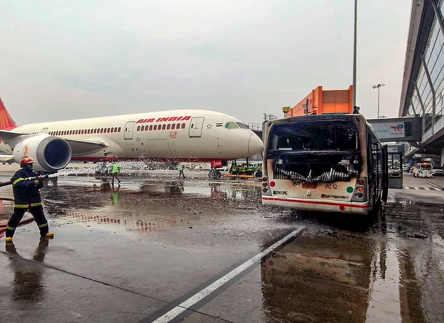 ವಿಮಾನ ನಿಲ್ದಾಣದಲ್ಲಿ ಏರ್ ಇಂಡಿಯಾ ಸಂಸ್ಥೆಯ ಬಸ್ಗೆ ಹೊತ್ತಿಕೊಂಡಿದ್ದ ಬೆಂಕಿಯನ್ನು ಸಿಬ್ಬಂದಿ ನಂದಿಸಿದರು –ಪಿಟಿಐ ಚಿತ್ರ