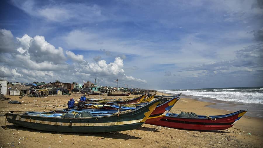 <div class="paragraphs"><p>ಮೊಂಥಾ ಚಂಡಮಾರುತದ ಹಿನ್ನೆಲೆಯಲ್ಲಿ ಒಡಿಶಾದ ಪುರಿಯ ಕಡಲತೀರದಲ್ಲಿ ಮೀನುಗಾರಿಕೆ ದೋಣಿಗಳು ದಡ ಸೇರಿದ ದೃಶ್ಯ</p></div>