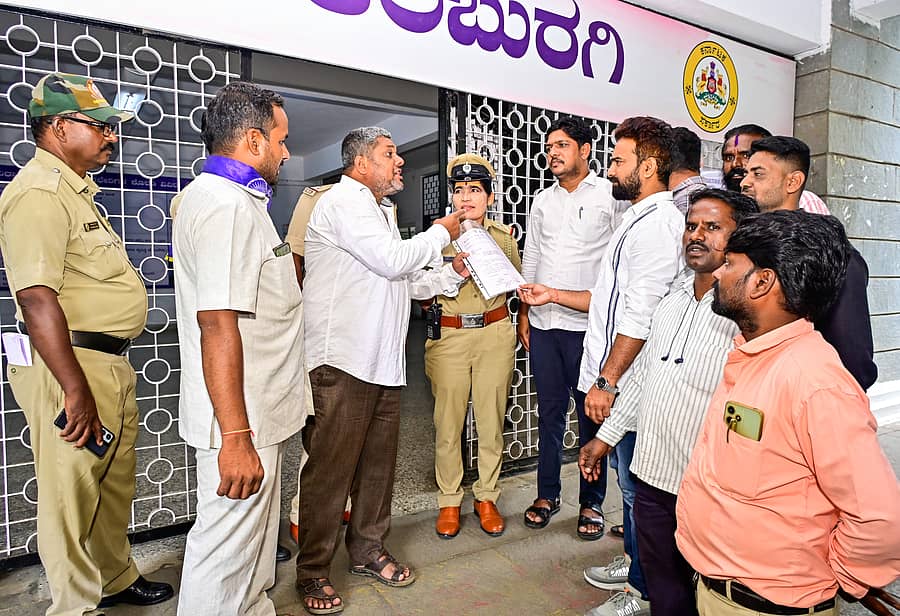 ಕಲಬುರಗಿ ಜಿಲ್ಲಾಧಿಕಾರಿ ಕಚೇರಿ ಸಭಾಂಗಣದಲ್ಲಿ ನಡೆದ ಶಾಂತಿ ಸಭೆಯಲ್ಲಿ ಪಾಲ್ಗೊಳ್ಳಲು ತಮಗೂ ಅವಕಾಶ ನೀಡುವಂತೆ ಕೆಲ ಸಂಘಟನೆಗಳವರು ಪೊಲೀಸರಿಗೆ ಒತ್ತಾಯಿಸಿದರು          ಪ್ರಜಾವಾಣಿ ಚಿತ್ರ