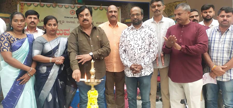 ಕುಶಾಲನಗರ ಸಮೀಪದ ಬಸವನಹಳ್ಳಿ ಮೊರಾರ್ಜಿ ದೇಸಾಯಿ ವಸತಿ ಶಾಲೆಯಲ್ಲಿ ಕನ್ನಡ ಮತ್ತು ಸಂಸ್ಕೃತಿ ಇಲಾಖೆ ವತಿಯಿಂದ ಏರ್ಪಡಿಸಿದ್ದ ಜಿಲ್ಲಾಮಟ್ಟದ ಯುವ ಸೌರಭ ಕಾರ್ಯಕ್ರಮವನ್ನು ತಾಲ್ಲೂಕು ಗ್ಯಾರಂಟಿ ಅನುಷ್ಠಾನ ಸಮಿತಿ ಅಧ್ಯಕ್ಷ ವಿ.ಪಿ.ಶಶಿಧರ್ ಉದ್ಘಾಟಿಸಿದರು