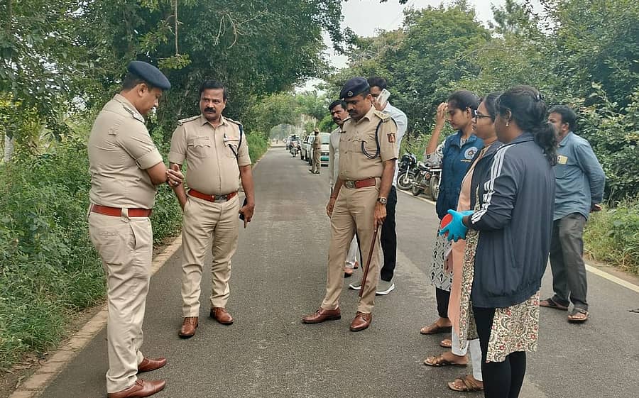 ದೊಡ್ಡಬಳ್ಳಾಪುರ ತಾಲ್ಲೂಕಿನ ರಾಮಯ್ಯನಪಾಳ್ಯ ಸಮೀಪ ಮಂಗಳವಾರ ಬೈಕ್ ಅಪಘಾತ ನಡೆದ ಸ್ಥಳಕ್ಕೆ ಜಿಲ್ಲಾ ಹೆಚ್ಚುವರಿ ಪೊಲೀಸ್ ವರಿಷ್ಠಾಧಿಕಾರಿ ವೆಂಕಟೇಶ್ ಪ್ರಸಾದ್ ಭೇಟಿ ನೀಡಿ ಸ್ಥಳ ಪರಿಶೀಲನೆ ನಡೆಸಿದರು