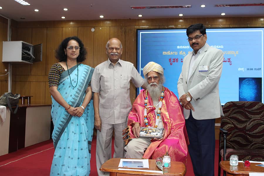 ತುಮಕೂರು ವಿ.ವಿ.ಯಲ್ಲಿ ಮಂಗಳವಾರ ಹಮ್ಮಿಕೊಂಡಿದ್ದ ಕಾರ್ಯಕ್ರಮದಲ್ಲಿ ಪ್ರೊ.ಕೆ.ಪಿ.ರಾವ್ ಅವರನ್ನು ಅಭಿನಂದಿಸಲಾಯಿತು. ಗೀತಾ ವಸಂತ, ಹಂ.ಪ.ನಾಗರಾಜಯ್ಯ, ಪ್ರೊ.ಎಂ.ವೆಂಕಟೇಶ್ವರಲು ಉಪಸ್ಥಿತರಿದ್ದರು
