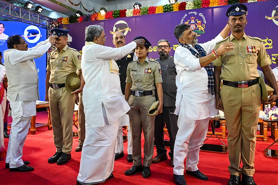 <div class="paragraphs"><p>ವಿಧಾನಸೌಧದ ಬ್ಯಾಂಕ್ವೆಟ್ ಹಾಲ್ನಲ್ಲಿ ನಡೆದ ಸಮಾರಂಭದಲ್ಲಿ ಗೃಹ ಸಚಿವ ಜಿ.ಪರಮೇಶ್ವರ, ಮುಖ್ಯಮಂತ್ರಿ ಸಿದ್ದರಾಮಯ್ಯ, ಉಪ ಮುಖ್ಯಮಂತ್ರಿ ಡಿ.ಕೆ.ಶಿವಕುಮಾರ್ ಅವರು ಪೊಲೀಸ್ ಕಾನ್ಸ್ಟೆಬಲ್ಗಳಿಗೆ ಪೀಕ್ ಕ್ಯಾಪ್ಗಳನ್ನು ತೊಡಿಸಿದರು.   </p></div>