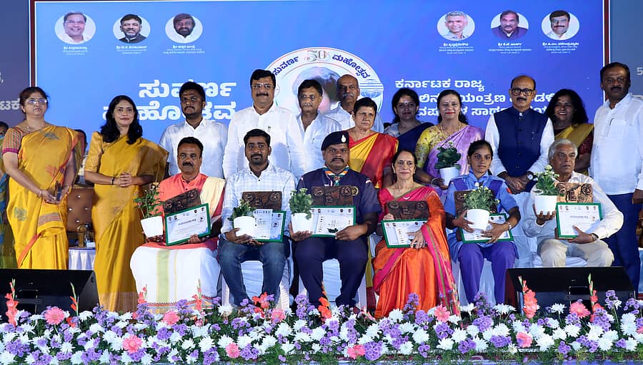 ಹಾಸನದ ಸರ್ಕಾರಿ ಎಂಜಿನಿಯರಿಂಗ್ ಕಾಲೇಜಿನ ಆವರಣದಲ್ಲಿ ಮಂಗಳವಾರ ಆಯೋಜಿಸಿದ್ದ ಕಾರ್ಯಕ್ರಮದಲ್ಲಿ ವಿವಿಧ ಕ್ಷೇತ್ರಗಳ ಸಾಧಕರು, ವಿದ್ಯಾರ್ಥಿಗಳನ್ನು ಸನ್ಮಾನಿಸಲಾಯಿತು 