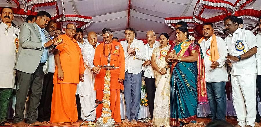 ಕೊಟ್ಟೂರಿನಲ್ಲಿ ಮಂಗಳವಾರ ನಡೆದ ಮಹರ್ಷಿ ವಾಲ್ಮೀಕಿ ಜಯಂತ್ಯುತ್ಸವ ಸಮಾರಂಭವನ್ನು ಗಣ್ಯರು ಉದ್ಘಾಟಿಸಿದರು