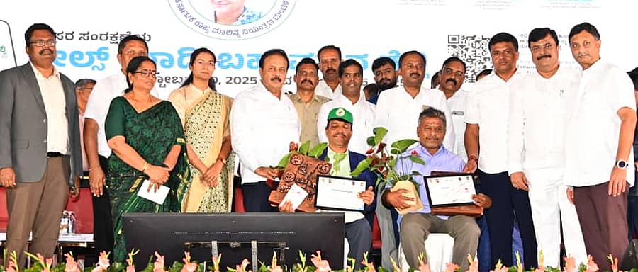 <div class="paragraphs"><p>ಕರ್ನಾಟಕ ರಾಜ್ಯ ಮಾಲಿನ್ಯ ನಿಯಂತ್ರಣ ಮಂಡಳಿಯ 50 ವರ್ಷಗಳ ಸಾರ್ಥಕ ಪಯಣದ ಹಿನ್ನೆಲೆಯಲ್ಲಿ ಮಂಡ್ಯ ವಿಶ್ವವಿದ್ಯಾಲಯದ ಮೈದಾನದಲ್ಲಿ ಮಂಗಳವಾರ ಆಯೋಜಿಸಿದ್ದ ‘ಸುವರ್ಣ ಮಹೋತ್ಸವ’</p></div>