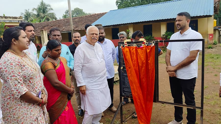 ಜೊಯಿಡಾದಲ್ಲಿ ತಾಲ್ಲೂಕು ತ್ರೈಮಾಸಿಕ ಪ್ರಗತಿ ಪರಿಶೀಲನಾ ಸಭೆ ಪೂರ್ವದಲ್ಲಿ ಶಾಸಕ  ದೇಶಪಾಂಡೆ ಅವರು  ಜೊಯಿಡಾ ಪಿಎಂ ಶ್ರೀ ಶಾಲೆಯ ಹೆಚ್ಚುವರಿ ಕೊಠಡಿ ನಿರ್ಮಾಣ ಕಾಮಗಾರಿಗೆ ಶಿಲಾನ್ಯಾಸ ನೆರವೇರಿಸಿದರು