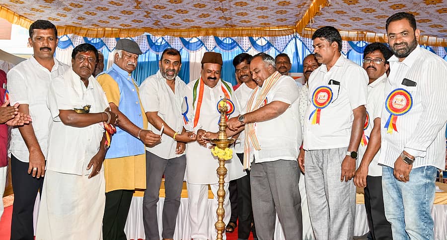 <div class="paragraphs"><p>ಮೈಸೂರಿನ ಟಿ.ಕೆ.ಬಡಾವಣೆಯಲ್ಲಿ ಮಂಗಳವಾರ ‘ಸವಿತಾ ವಿವಿಧೋದ್ದೇಶ ಸಹಕಾರ ಸಂಘ’ದ ಕಚೇರಿಯನ್ನು ಶಾಸಕ ಟಿ.ಎಸ್.ಶ್ರೀವತ್ಸ, ರಾಜ್ಯ ಸವಿತಾ ಸಮಾಜ ಅಭಿವೃದ್ಧಿ ನಿಗಮದ ಅಧ್ಯಕ್ಷ ಎಂ.ಎಸ್.ಮುತ್ತುರಾಜ್ ಉದ್ಘಾಟಿಸಿದರು. </p></div>