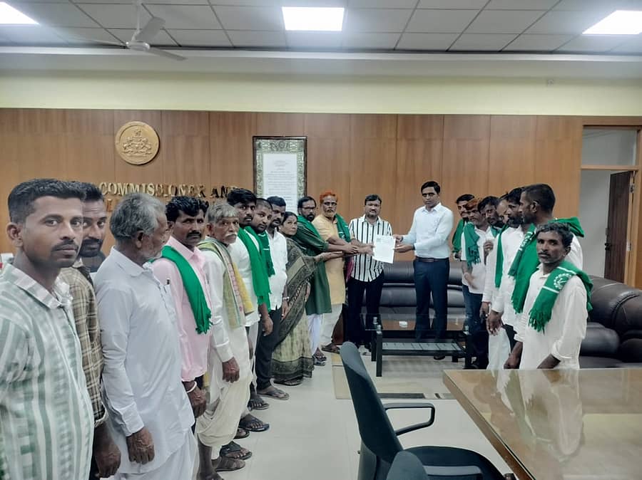 ಯಾದಗಿರಿಯಲ್ಲಿ ಸೋಮವಾರ ಕರ್ನಾಟಕ ರಾಜ್ಯ ರೈತ ಸಂಘ ಜಿಲ್ಲಾ ಸಮಿತಿಯ ಮುಖಂಡರು ಜಿಲ್ಲಾಧಿಕಾರಿ ಹರ್ಷಲ್ ಭೋಯರ್, ಜಂಟಿ ಕೃಷಿ ನಿರ್ದೇಶಕ ರತೇಂದ್ರನಾಥ ಸೂಗುರ ಅವರಿಗೆ ಮನವಿ ಪತ್ರ ಸಲ್ಲಿಸಿದರು