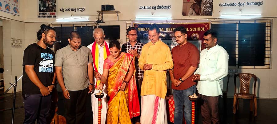 ಕುಂದಾಪುರ ತಾಲ್ಲೂಕಿನ ಯಡಾಡಿ-ಮತ್ಯಾಡಿ ಮೊರಾರ್ಜಿ ದೇಸಾಯಿ ವಸತಿ ಶಾಲೆಯಲ್ಲಿ ‘ಪ್ರಸಂಗ-ಪ್ರಯೋಗ-ಪ್ರಾತ್ಯಕ್ಷಿಕೆ’ಯಲ್ಲಿ ಶೈಲಾ ಎಂ. ಶೇಟ್ ದೀಪ ಬೆಳಗಿದರು