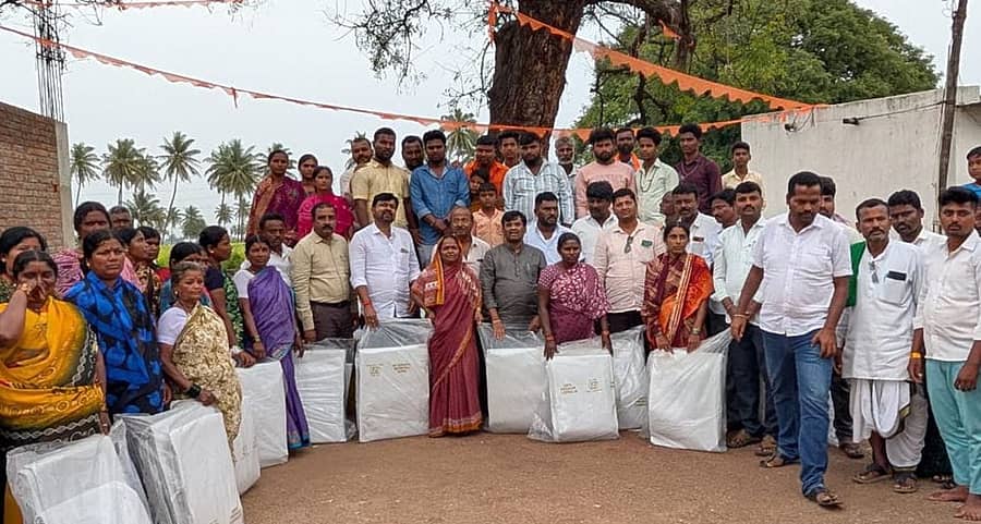 ಮುಂಡರಗಿ ತಾಲ್ಲೂಕಿನ ಕೊರ್ಲಹಳ್ಳಿ ಗ್ರಾಮದ ಅಲೆಮಾರಿ ಕುಟುಂಬಗಳಿಗೆ ಶಾಸಕ ಡಾ.ಚಂದ್ರು ಲಮಾಣಿ ಅವರು ಮಂಗಳವಾರ ತಾಡಪತ್ರಿ ವಿತರಿಸಿದರು