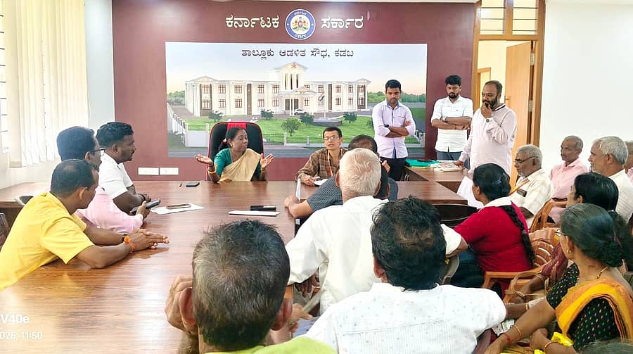 ಉಪ್ಪಿನಂಗಡಿ ಸಮೀಪದ ಕೊಕ್ಕಡ ಗ್ರಾಮದಲ್ಲಿ ಎದುರಾಗಿರುವ ಪ್ಲಾಟಿಂಗ್ ಸಮಸ್ಯೆಯನ್ನು ಬಗೆಹರಿಸಿ ಕ್ರಮಕೈಗೊಳ್ಳುವಂತೆ ಶಾಸಕಿ ಭಾಗೀರಥಿ ಮುರಳ್ಯ ಅಧಿಕಾರಿಗಳಿಗೆ ಸೂಚನೆ ನೀಡಿದರು