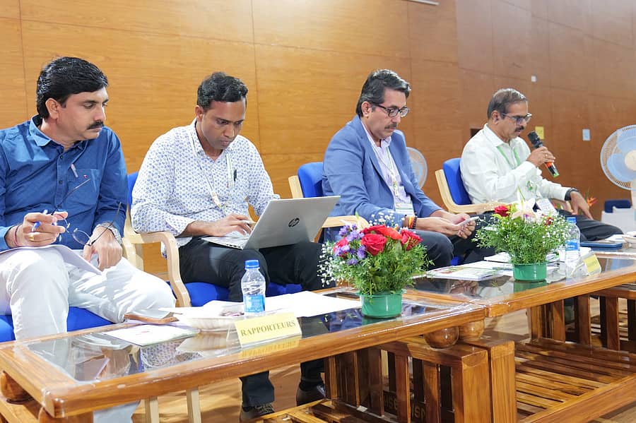 ಬಾಗಲಕೋಟೆಯ ತೋವಿವಿಯಲ್ಲಿ ಮಂಗಳವಾರ ನಡೆದ ಗೋಷ್ಠಿಯಲ್ಲಿ ವಿಜ್ಞಾನಿಗಳು, ತಂತ್ರಜ್ಞರು ಪಾಲ್ಗೊಂಡಿದ್ದರು