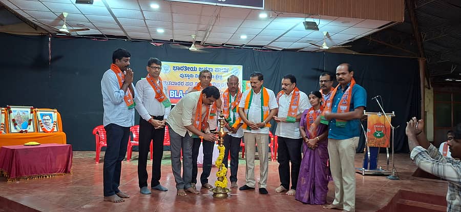 ಪುತ್ತೂರು ವಿಧಾನಸಭಾ ಕ್ಷೇತ್ರ ವ್ಯಾಪ್ತಿಯ ಬಿಜೆಪಿ ಬೂತ್ ಏಜೆಂಟರಿಗೆ ಪುತ್ತೂರಿನ ಜೈನ ಭವನದಲ್ಲಿ ಮಂಗಳವಾರ ಹಮ್ಮಿಕೊಂಡಿದ್ದ ಬಿಎಲ್ಎ-2 ಕಾರ್ಯಾಗಾರವನ್ನು ವಿಧಾನ ಪರಿಷತ್ ಸದಸ್ಯ ಕಿಶೋರ್ ಕುಮಾರ್ ಪುತ್ತೂರು ಉದ್ಘಾಟಿಸಿದರು