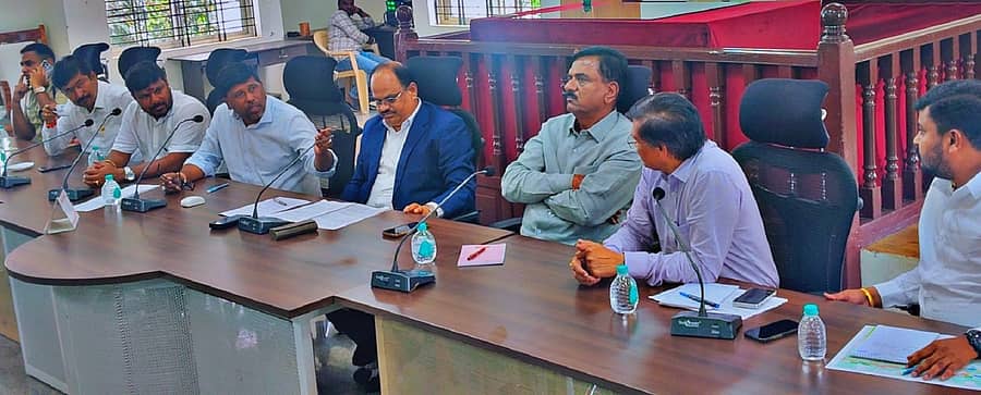 ಕೋಲಾರದಲ್ಲಿ ಸಂಸದ ಎಂ.ಮಲ್ಲೇಶ್ ಬಾಬು ನೇತೃತ್ವದಲ್ಲಿ ರಾಷ್ಟ್ರೀಯ ಹೆದ್ದಾರಿ ಕಾಮಗಾರಿ ಸಂಬಂಧ ಪ್ರಗತಿ ಪರಿಶೀಲನೆ ಸಭೆ ನಡೆಯಿತು