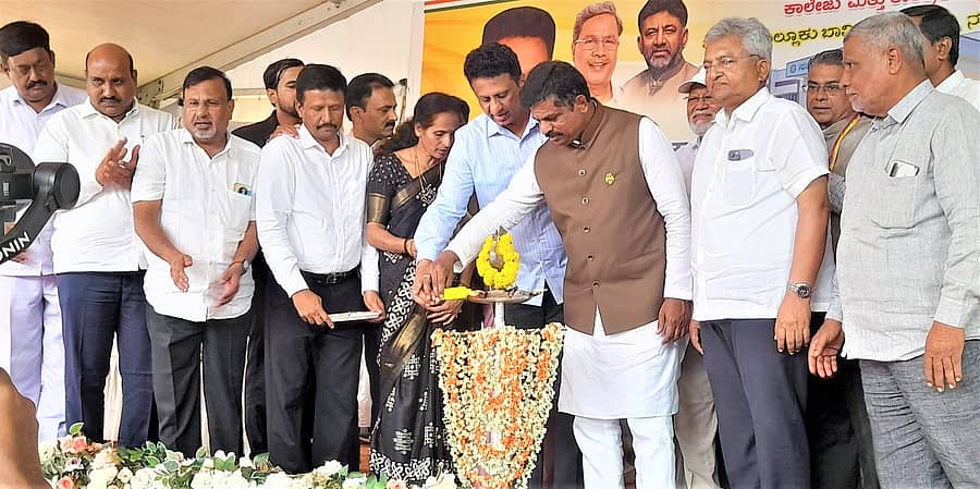 ಬಾವಿಕೆರೆ ಗ್ರಾಮದಲ್ಲಿರುವ ಸರ್ಕಾರಿ ಪಾಲಿಟೆಕ್ನಿಕ್ ಕಟ್ಟಡದ ಉದ್ಘಾಟನೆ, ಹೆಚ್ಚುವರಿ ಕೊಠಡಿಗಳು ಹಾಗೂ ವರ್ಕ್ ಶಾಪ್ ಕಟ್ಟಡದ ಶಂಕುಸ್ಥಾಪನಾ ಸಮಾರಂಭವನ್ನು ಉನ್ನತ ಶಿಕ್ಷಣ ಸಚಿವ ಡಾ. ಸುಧಾಕರ್ ಎಂ.ಸಿ. ಉದ್ಘಾಟಿಸಿದರು