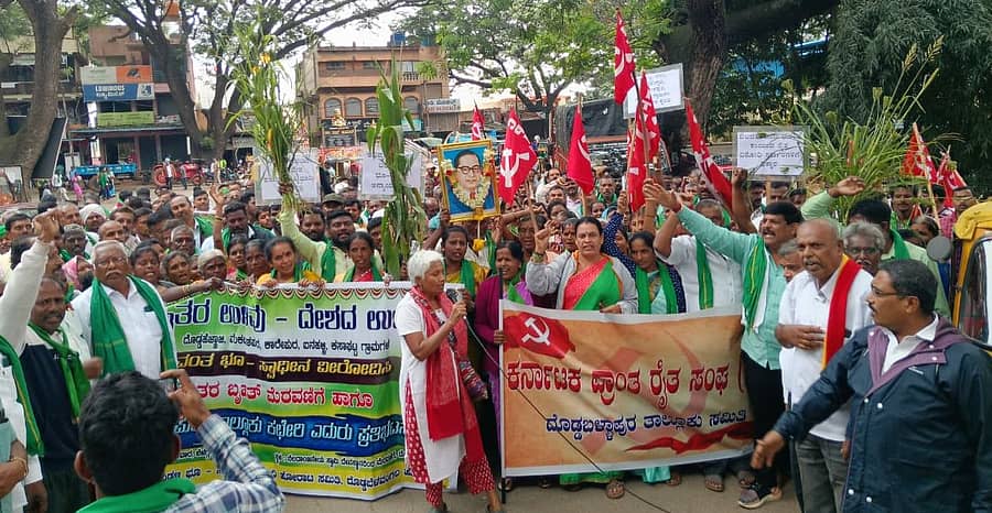 ದೊಡ್ಡಬಳ್ಳಾಪುರದಲ್ಲಿ ಭೂಸ್ವಾಧಿನದ ವಿರುದ್ಧ ರೈತರು ಮಂಗಳವಾರ ಪ್ರತಿಭಟನೆ ನಡೆಸಿದರು