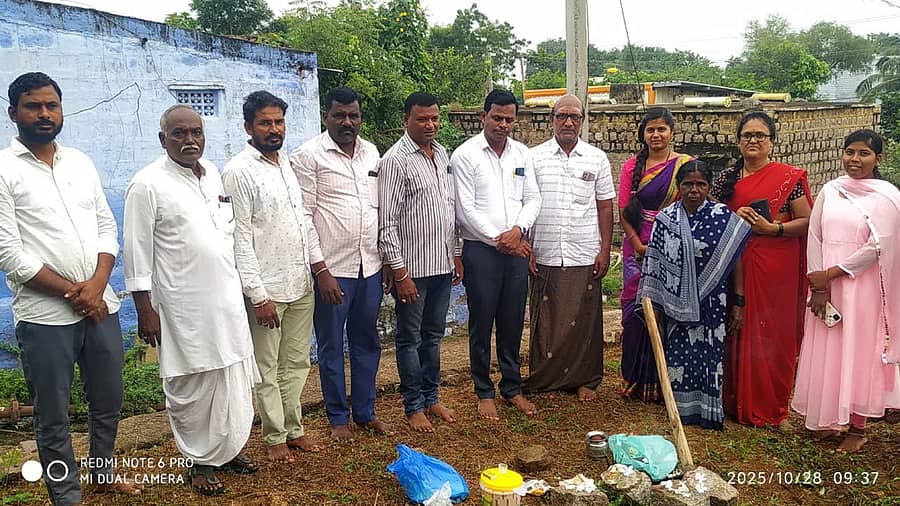 ಸುರಪುರ ತಾಲ್ಲೂಕಿನ ಬಿಜಾಸಪುರ ಗ್ರಾಮದಲ್ಲಿ ಮಂಗಳವಾರ ಧರ್ಮಸ್ಥಳ ಗ್ರಾಮೀಣಾಭಿವೃದ್ಧಿ ಟ್ರಸ್ಟ್ ವತಿಯಿಂದ ಹನುಮಂತಿ ಚಂದಪ್ಪ ಅವರ ಮನೆಯ ಭೂಮಿಪೂಜೆ ನಡೆಯಿತು