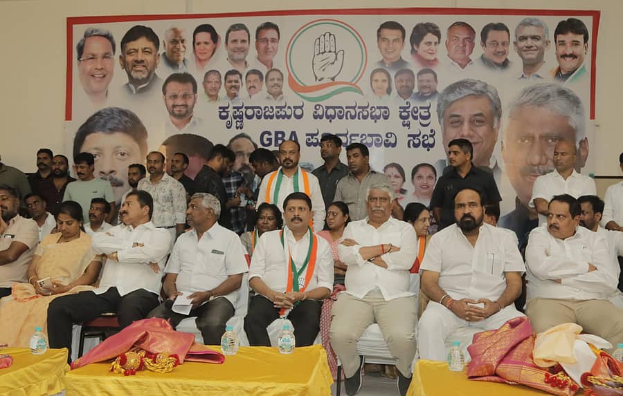 ಕೆ.ಆರ್.ಪುರದಲ್ಲಿ ಜಿಬಿಎ ಪಾಲಿಕೆ ಚುನಾವಣೆ ಪೂರ್ವಭಾವಿ ಸಭೆಯಲ್ಲಿ ಬೈರತಿ ಸುರೇಶ್, ಡಿ.ಕೆ.ಮೋಹನ್ ಇದ್ದರು.