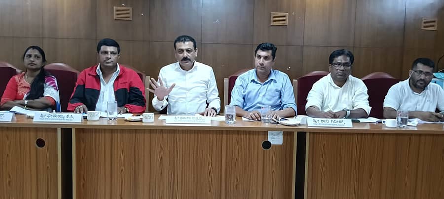 ಗ್ಯಾರಂಟಿ ಯೋಜನಾ ಅನುಷ್ಠಾನ ಸಮಿತಿ ಜಿಲ್ಲಾ ಘಟಕದ ಅಧ್ಯಕ್ಷ ತಿತಿರ ಧರ್ಮಜ ಉತ್ತಪ್ಪ ಮಾತನಾಡಿದರು