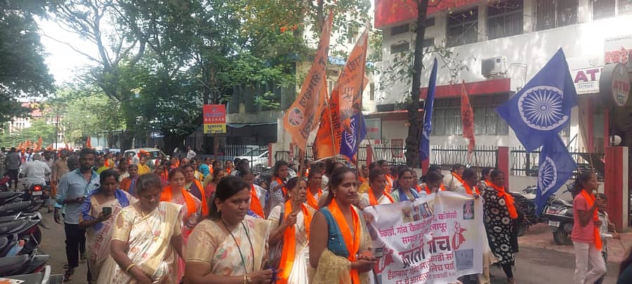 ಕೈಕಾಡಿ ಸಮುದಾಯವನ್ನು ಎಸ್ಟಿ ಮೀಸಲಾತಿ ಪಟ್ಟಿಯಲ್ಲಿ ಸೇರಿಸಬೇಕು ಎಂದು ಆಗ್ರಹಿಸಿ ಸೋಲಾಪುರದಲ್ಲಿ ಸಮುದಾಯದವರು ಮಂಗಳವಾರ ಪ್ರತಿಭಟನೆ ನಡೆಸಿದರು